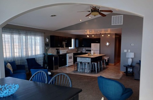 Monticello Hotel | Alexander’s Landing Penthouse - Lakefront, Balcony, and Room to Relax