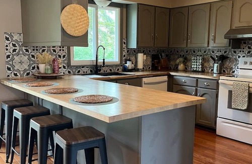 Jenison House | Almar · English Charm, 4beds, 3bath, Host 8+king and Queen