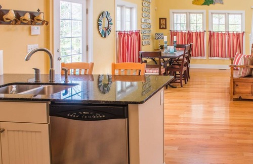 Union Pier House | Amazing Home with Entertainment Room, Firepit, AC, Patio, WiFi, Yard & Pool