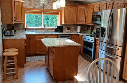 South Haven House | Amazing in ground Pool, 5 bedroom 3 bath, Short Walk to Town and Beach