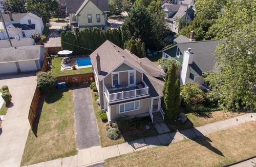South Haven House | Amazing in ground Pool, 5 bedroom 3 bath, Short Walk to Town and Beach