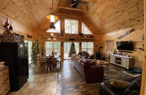 White Cloud Cabin | Amazing, relaxing riverfront home!