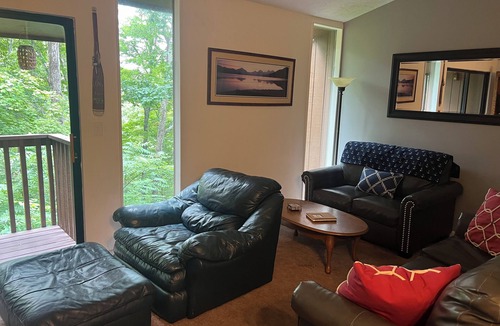 Jamestown Condo | Apple Valley Comfy “Treehouse" 2-Bedroom Condo inside Lake Cumberland State Park