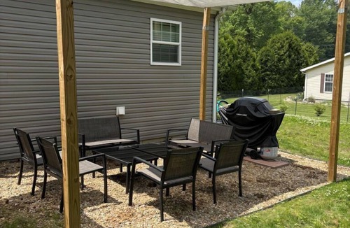 Shorewood-Tower Hills-Harbert House | Archer's Retreat-Sleeps 10-1/2 mile to Lake Michigan! Pet/Kid Friendly