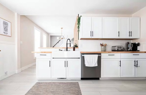 Grand Rapids House | Arianna's Modern Makeover [5 Beds 2 Baths]