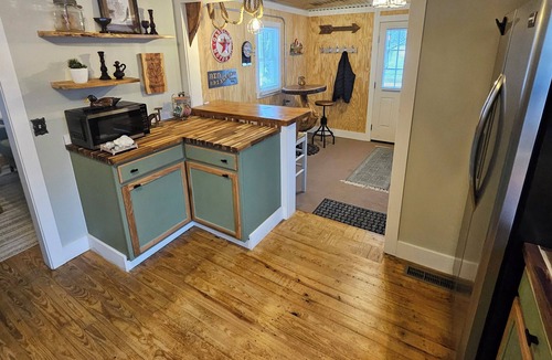 Freedom House | Artesian Spring house! 2 Bed, 2 bath, country setting, fire pit by the creek!