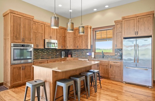 Marcellus House | Barn! Golf Sim/Theater, Bunk Slide, Mini Golf, Hot Tub, Saloon Bar, Firepit!