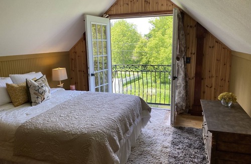Charlevoix Cottage | Be our guests cottage Close to Lake Michigan and 10 minutes to Charlevoix.