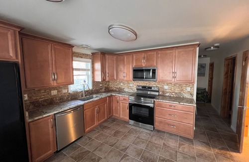 Oak Harbor House | "BEACHNUTS" -SPECTACULAR HOME ON LAKE ERIE ! 5 Bedrooms 12 Beds 4 Full Baths