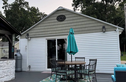 Bradley Cottage | Beautiful 2-bedroom cottage with outdoor kitchen,a boat slip & Gun lake