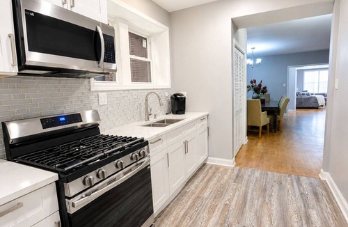 South Shore Apartment | Beautiful 3-Bedroom Apartment, Free WiFi & AC, 18 Minutes to Downtown Chicago