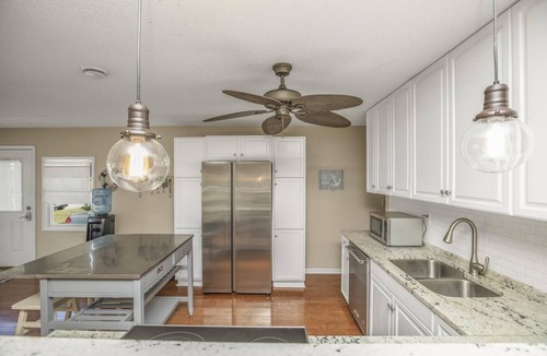 Union House | Beautiful 6 bedroom lake house with pontoon available for rent