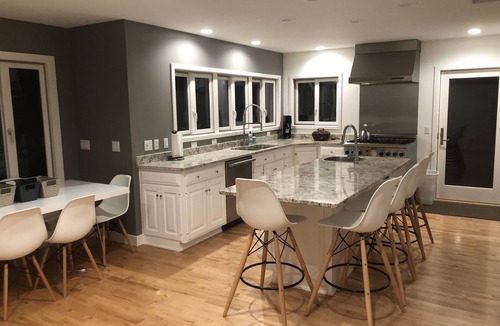 Shoreham House | Beautiful Contemporary Ranch Style Home - 6 Bds, 4.5 Baths - Convenient Location