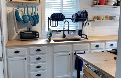 Syracuse House | Beautiful cozy cottage 1 block from the lake and Oakwood hotel.