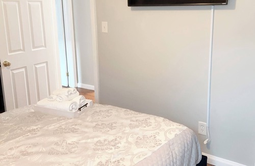 Hazel Park House | Beautiful home with In-ground pool, pool house, king bed and oval jetted tub