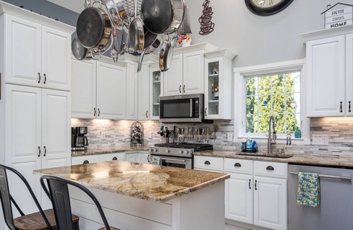 Grandville House | Beautiful, spacious luxury home in Michigan for 12 .