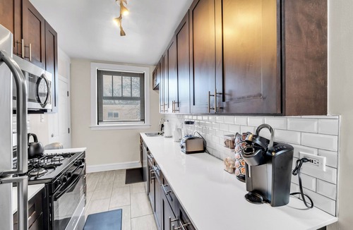 Hyde Park Apartment | Beautifully Remodeled 2B/2BA Hyde Park