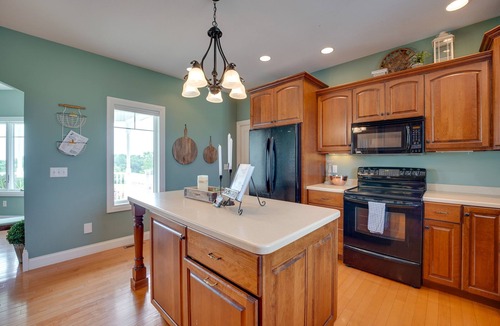 Shipshewana House | Blue Birds Perch: Stunning Home on Private Hilltop