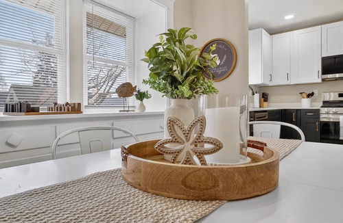 Lansing House | Blue Breeze Bungalow 2 BD Near Downtown & E.L.