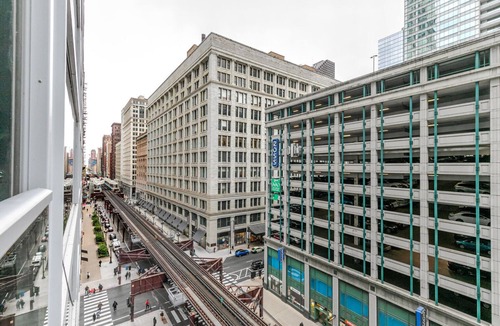 Downtown Chicago Apartment | Blueground | Chicago Loop, pool, nr Millennium Park
