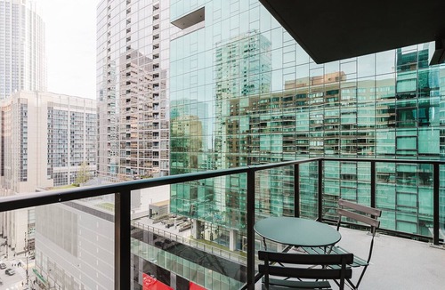 Streeterville Apartment | Blueground | River North, balcony & pool, nr Pier