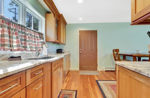 East Jordan House | Boater's Paradise | Lake Charlevoix Island| Private 60' Dock | Dog Friendly!