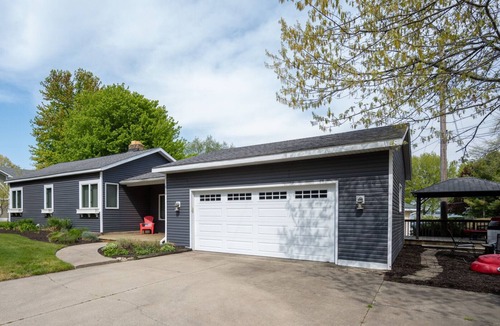 Holland Cottage | Bright and Airy Cottage walking distance to Holland State Park