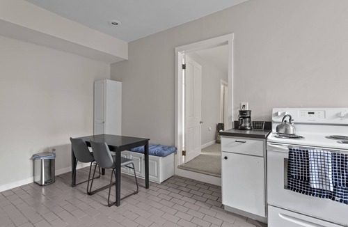 Mount Auburn Condo | Bright and Sweeping Views in OTR Treehouse