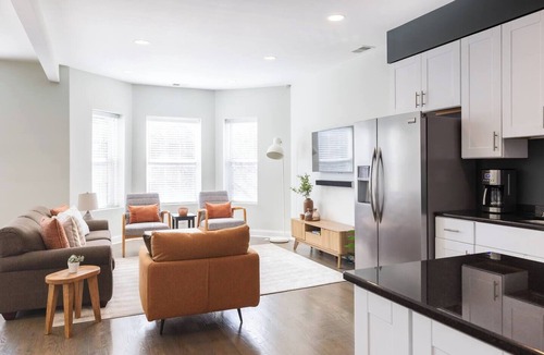 Edgewater Beach Apartment | Bright & Modern Apt | Steps to Lake, Train, Food