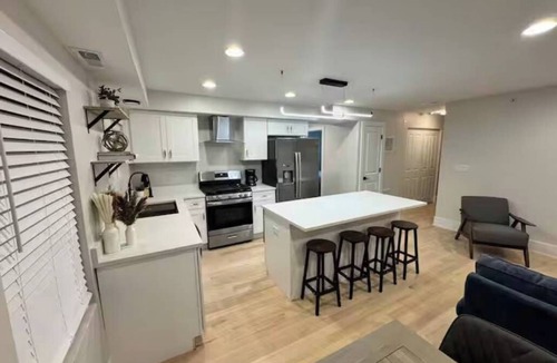 Brookfield Apartment | Bright & Spacious Duplex- Heart of Brookfield