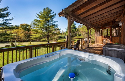 Bloomington Cabin | Cabin w/Pond, Hot Tub & Near IU & Nashville 2BR, 1BA