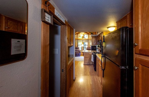 Three Oaks Cabin | Cabin with POOL in family resort!