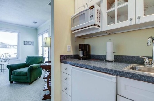 Grand Haven Cottage | Captain's Cottage Suites