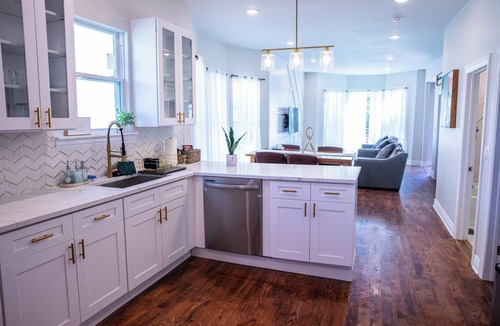 Brookfield House | Casa Brookfield - Hot Tub, BBQ, Sleeps 14 Near Chicago