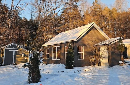 Washtenaw County House | Cedar Valley Cottage - Ideal Location. Full Amenities.