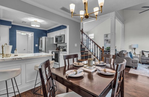 Indianapolis House | Centrally Located Retreat