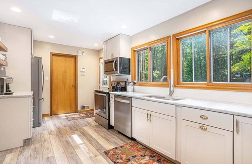 Fennville House | Chapman's Chapter: Lake Michigan Beach Access, Screen Porch, Pet Friendly