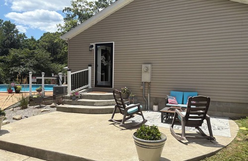 Bloomington House | Charming 1-bedroom house in Bloomington 6 min from campus. with all amenities