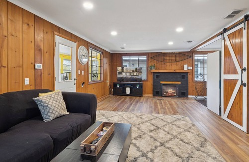 Kendall Cottage | Charming 2-bedroom cottage on crystal clear Gravel Lake w/pontoon rental option