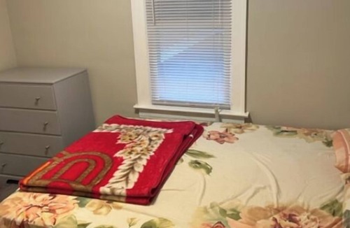 Whiting House | Charming 2-bedroom house in delightful Whiting with AC, WiFi