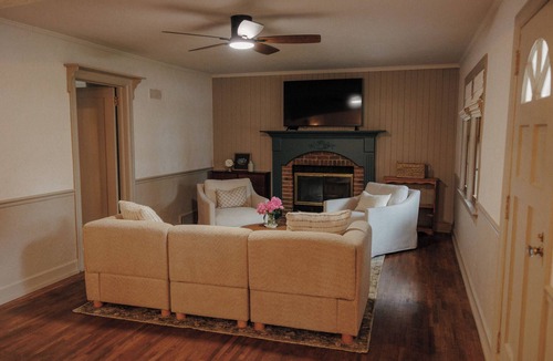 Middlebury House | Charming 3-bedroom house located on Main Street in Downtown Middlebury