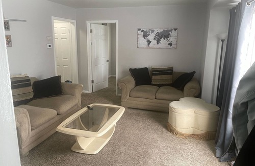 Creston House | Charming 3-bedroom house with WiFi and AC in Grand Rapids