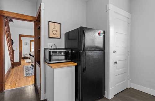 Creston Heights House | Charming 3-bedroom house in Grand Rapids with WiFi