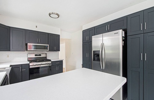 Grandville House | Charming 4-bedroom house with AC, WiFi, and a swimming pool in Grandville
