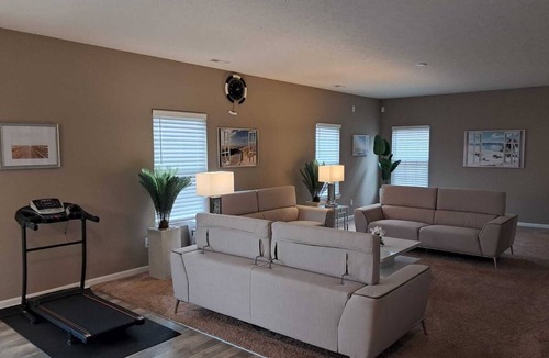 Plainfield House | Charming 4-bedroom house with AC, fitness room, WiFi in Plainfield