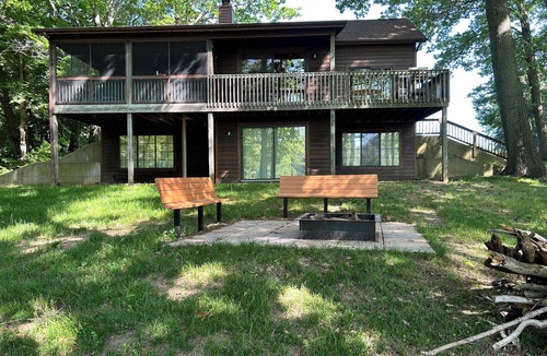 South Haven Cottage | Charming 4-bedroom cottage with fireplace & hot tub