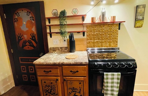 Near Eastside Cottage | Charming Art Studio Casita I Sleeps 5 I Minutes from Downtown I Free Parking