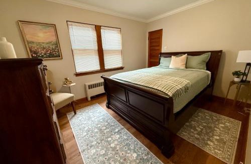 Berwyn Apartment | Charming Cozy 2 br 1 ba apt near Oak Park fast wifi near transportation