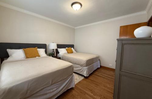 Berwyn Apartment | Charming Cozy 2 br 1 ba apt near Oak Park fast wifi near transportation