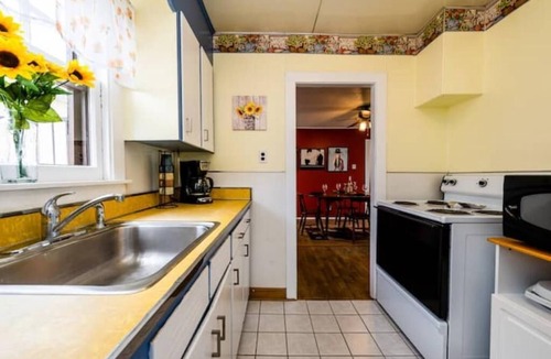 Three Oaks House | Charming/Cozy 2 BR 1 Bath steps from downtown.